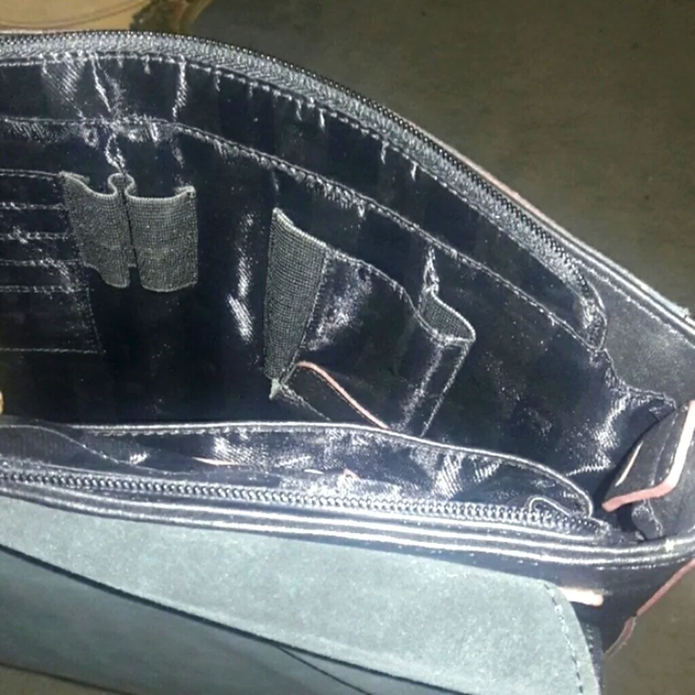 ARTISAN Genuine Leather Black Messenger Bag, 12